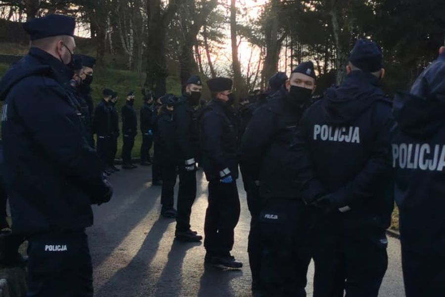 Młodzi policjanci w trakcie porannego apelu.