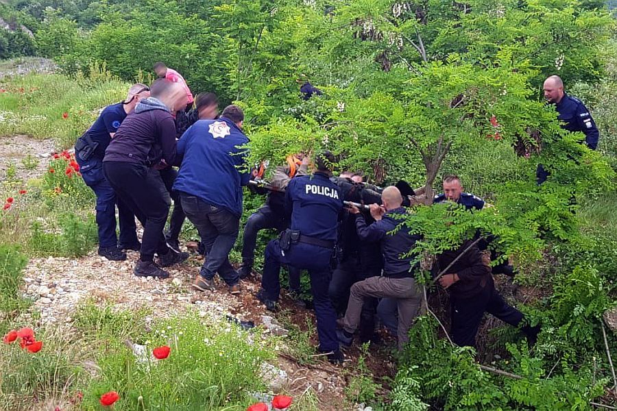 Transport poszkodowanego z dna wąwozu.