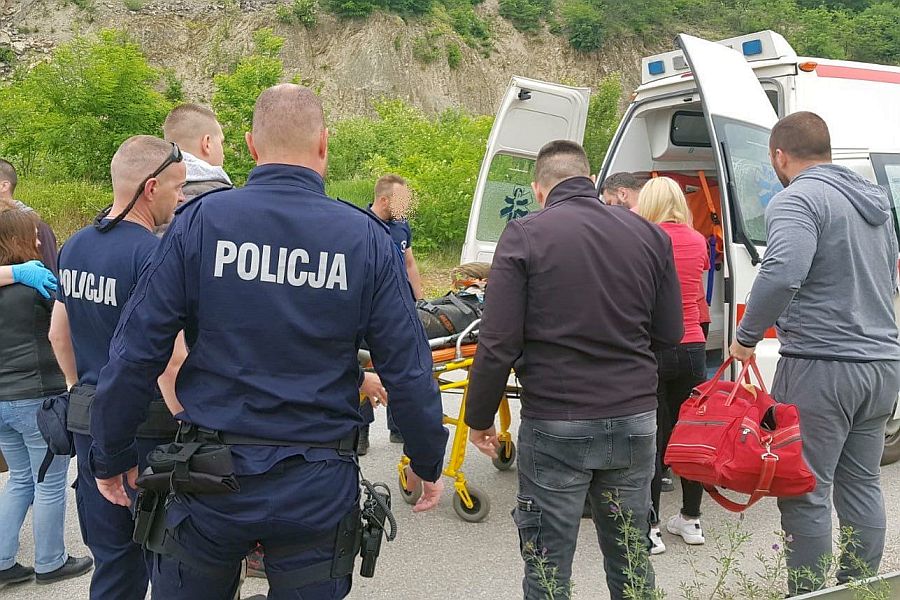 Poszkodowany mężczyzna został przetransportowany na szpitalny oddział intensywnej terapii.