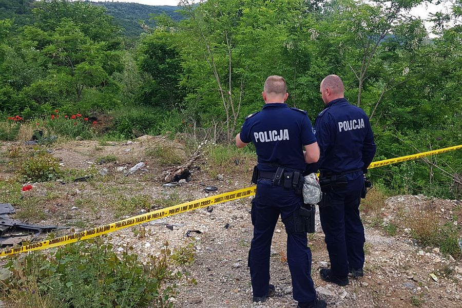 Miejsce wypadku policjanci zabezpieczyli taśmami ostrzegawczymi.