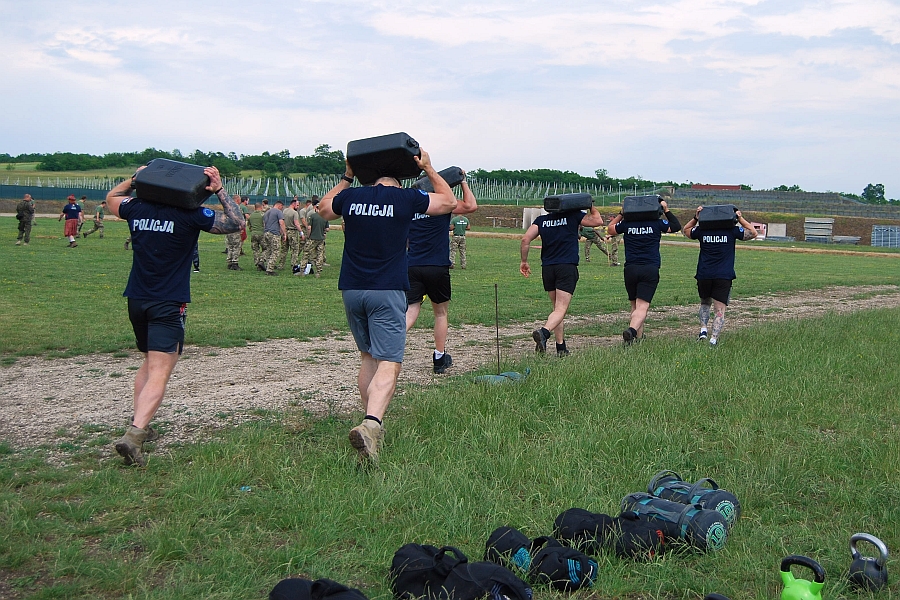 IPSC Shooting Challange - przenoszenie 10-kilogramowych kanistrów z wodą.