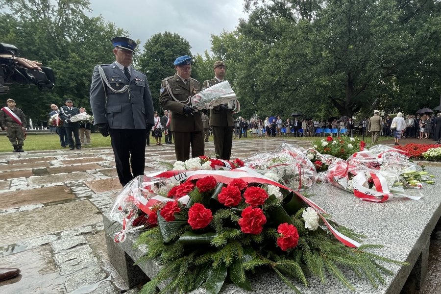 Składanie wiązanek kwiatów pod pomnikiem Powstańców Warszawskich.