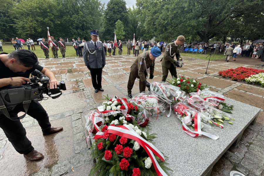 Składanie wiązanek kwiatów pod pomnikiem Powstańców Warszawskich.