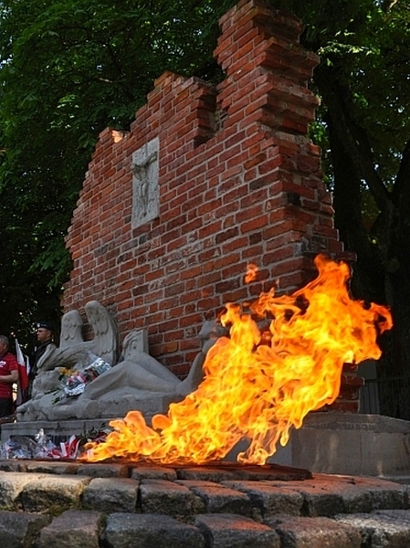 Pierwszy w Polsce pomnik poświęcony Powstańcowm Warszawskim. 