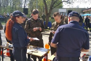 Na stoisku Szkoły Policji rozdawane były także ulotki.