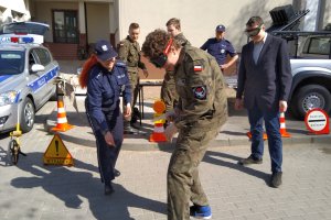 Próba chodzenia licealistów z założonymi alkogooglami.