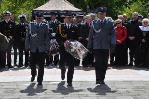 Delegacja Policji i Państwowej Straży Pożarnej przed pomnikiem Jana Kilińskiego.