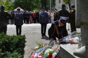 Złożenie kwiatów pod pomnikiem Jana Kilińskiego.