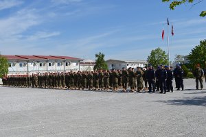 Uroczysty apel policjantów i żołnierzy połączony z wręczeniem nagród.