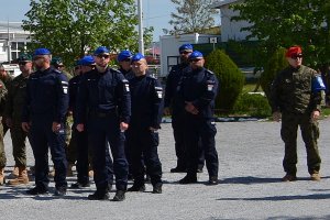 Policjanci biorący udział w zawodach strzeleckich.