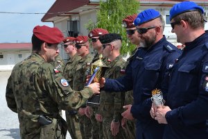 Nadkomisarz Jacek Banaszkiewicz otrzymuje puchar za pierwsze miejsce.