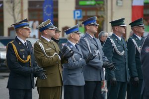 Delegacje służb mundurowych w trakcie jednego z przemówień.