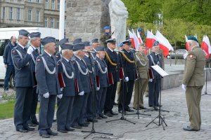 Uroczystość uświetnił chór wojskowy &quot;Wiarusy&quot;.