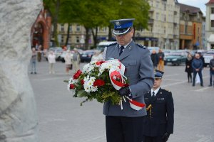 Złożenie kwiatów pod pomnikiem.