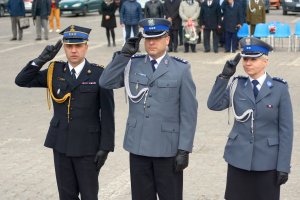 Delegacja służb MSWiA oddaje honor przed pomnikiem Żołnierza Polskiego.