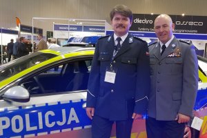 Na zdjęciu, przy radiowozie stoją Komendanci Szkół Policji: w Słupsku - inspektor Jacek Gil i w Katowicach - inspektor Rafał Kochańczyk.