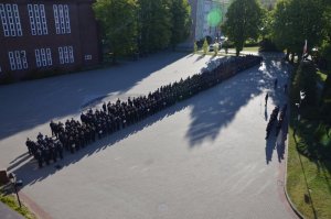 Policjanci na placu apelowym - widok z dachu budynku.