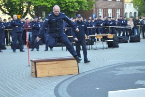 Jeden z dowódców pokonuje tor przeszkód.