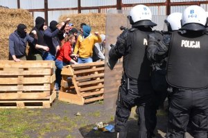 Policjanci w szyku zwartym podchodzą do barykady.