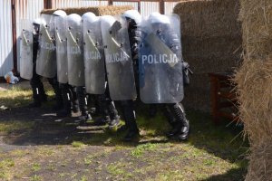 Przejęcie barykady przez policjantów.