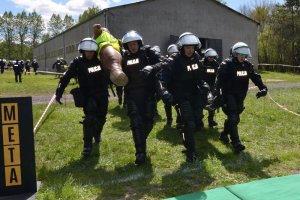 Przejście z rannymi na metę konkurencji.