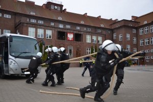 Przeciąganie autobusu.