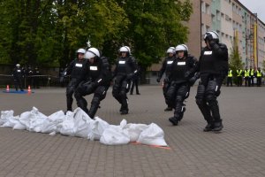 Przenoszenie worków przeciwpowodziowych z piaskiem.