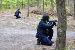 Obserwacja wyznaczonego odcinka leśnego przez policjantów.