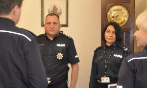 Policjanci obchodzący jubileusz 20-lecia służby.