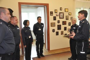 Policjanci w gabinecie Komendanta słupskiej Szkoły Policji.