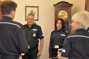 Policjanci obchodzący jubileusz 20-lecia służby.