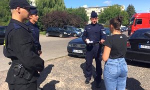 Słuchacze słupskiej Szkoły Policji podczas legitymowania.