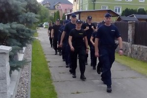 Pluton policjantów w drodze do Komisariatu.