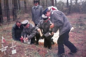 W składzie pierwszej polskie delegacji do miednoje - Zdzisław Dróbka, drugi z prawej.