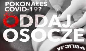 napis pokonałeś covid-19 oddaj osocze w tle ręka policjanta podczas pobierania krwi