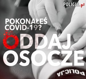 napis pokonałeś covid-19 oddaj osocze w tle ręka policjanta podczas pobierania krwi