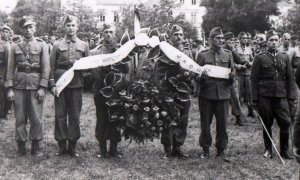 Policjanci w mundurach, w tle kaplica Zygmuntowska na Wawelu.