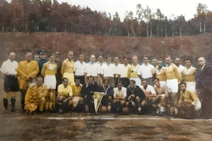 „Gwardia C.W.M.O.” przed meczem z I-ligową „Garbarnią” Kraków (1:1). Stadion miejski w Słupsku, rok 1949.