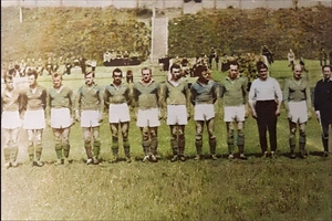 „Gwardia C.W.M.O.” na stadionie miejskim w Słupsku po wygranym 5:1 meczu z reprezentacją dzisiejszej Szkoły Policji w Pile. 1958 rok.