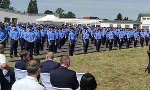 Grupa stojących niemieckich policjantów.