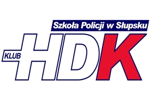 Logo Klubu HDK PCK przy Szkole Policji. Duże litery ha de ka. Na górze napisz szkołą policji w słupsku.