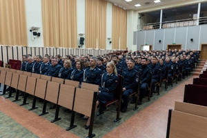 siedzący słuchacze słuchający przemowy