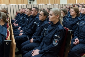 siedzący słuchacze słuchający przemowy