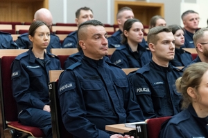 siedzący słuchacze słuchający przemowy