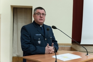 Przemawiający kapelan Szkoły