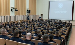 Aula z siedzącymi słuchaczami