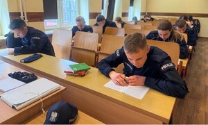 policjanci rozwiązujący test