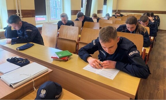 policjanci rozwiązujący test