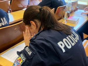 policjanci rozwiązujący test
