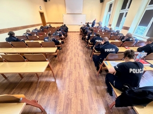 policjanci rozwiązujący test